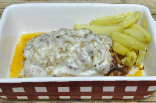 Gratinované vepřové plátky s pikantní klobásou  – Snadné recept z Česko kuchyně, hotový za 30 - 45 minut